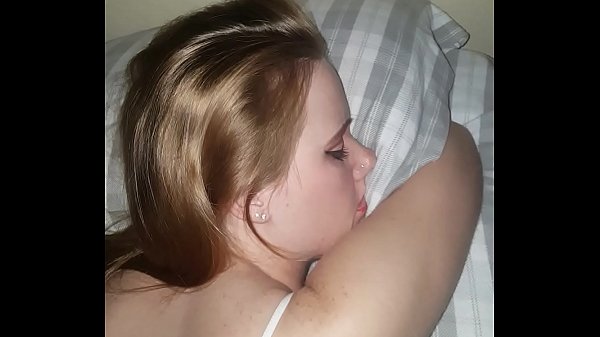 Девка так крепко спит, что не чувствует как в жопу проникает хуй